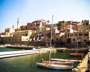 Panoramik eski Jaffa tarihi binaları ve antik liman demirleme., İsrail