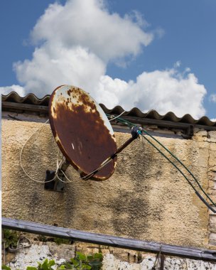 Ev duvar eski paslı uydu anteni