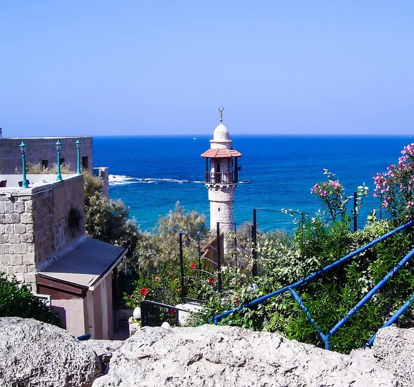 El minarete de la mezquita en la antigua Jaffa en el cielo azul y el fondo del mar Mediterráneo — Foto de Stock