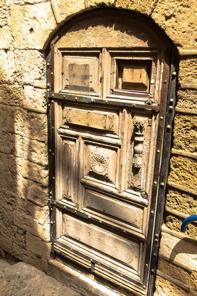 Vecchia porta in legno — Foto Stock