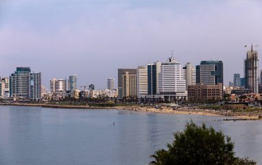 Deniz kıyısında ve akşam eski Jaffa'dan tel Aviv görünümü