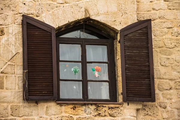 Vintage ventana de madera con obturado en la pared de piedra de Jaffa Viejo —  Fotos de Stock