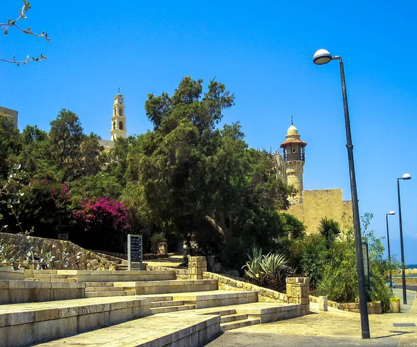 Igreja católica de São Pedro e abadia em Old Jaffa como visto do lado de Tel-Aviv — Fotografia de Stock