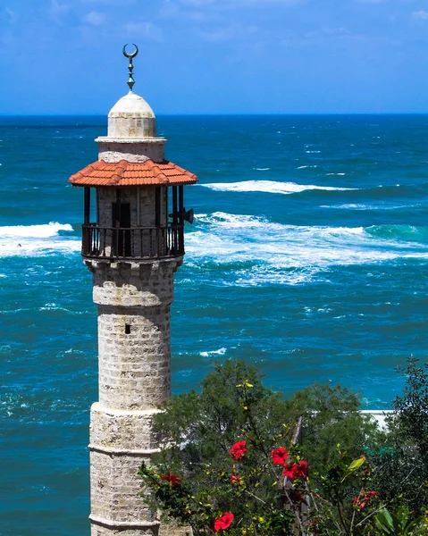 The minaret of the mosque in old Jaffa   on blue sky and  Mediterranean sea background — Stock Photo, Image