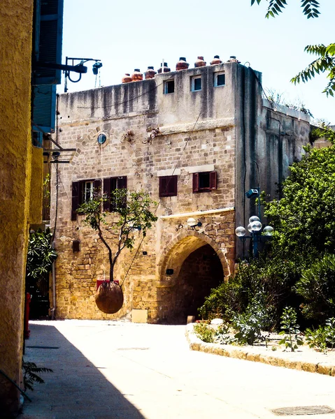 Laranjeira em vaso de pedra levitando no pátio da cidade velha Jaffa. Israel — Fotografia de Stock