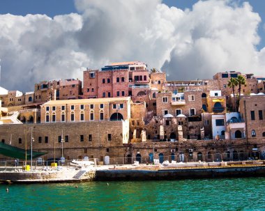 Panoramik eski Jaffa tarihi binaları ve antik liman demirleme., İsrail