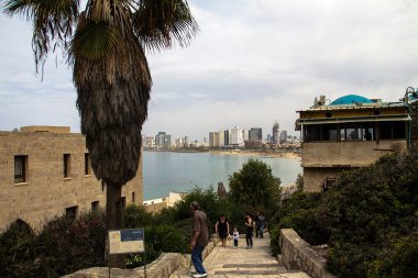 Deniz kıyısında ve akşam eski Jaffa'dan tel Aviv görünümü