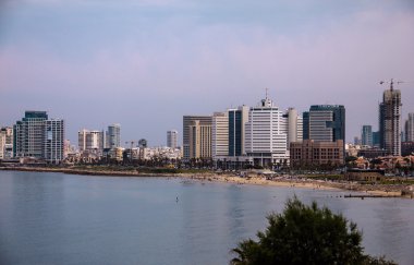 Deniz kıyısında ve akşam eski Jaffa'dan tel Aviv görünümü