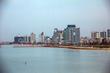 Deniz kıyısında ve eski Jaffa'dan tel Aviv görünümü