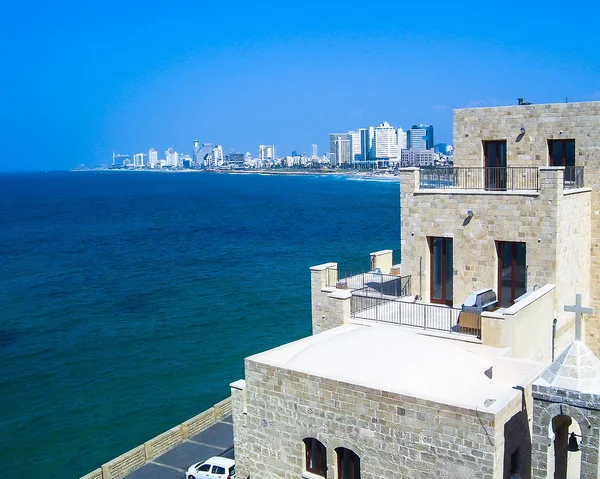 La costa del mare e la vista di Tel Aviv dal Vecchio Giaffa la sera — Foto Stock