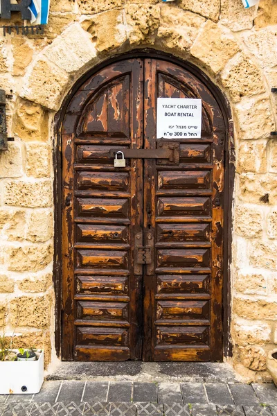 Ankündigung über die Vermietung von Yachten und Booten an alten Holztüren — Stockfoto