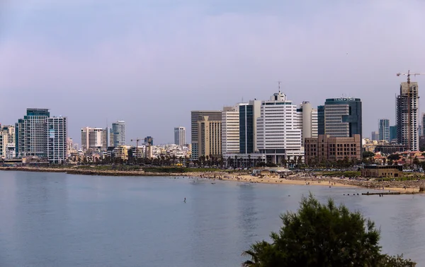 Meeresküste und der Blick auf den tel aviv vom alten Jaffa am Abend — Stockfoto