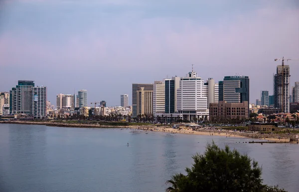 海洋海岸和从旧 jaffa 晚上在特拉维夫的视图 — 图库照片