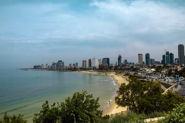 Deniz kıyısında ve eski Jaffa'dan tel Aviv görünümü — Stok fotoğraf