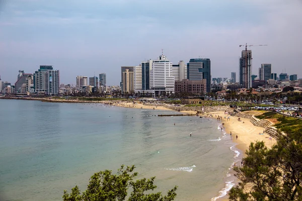 Pobřeží moře a pohled na tel Avivu ze starého Jaffu — Stock fotografie