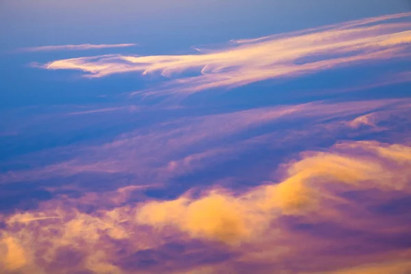 Bellissimo tramonto cremisi. Vista sopra le nuvole — Foto Stock