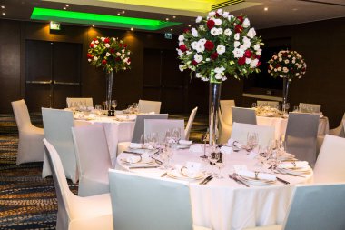 Vazo içinde güzel çiçekli beyaz tonlarında düğün ziyafet salonu