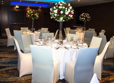 Vazo içinde güzel çiçekli beyaz tonlarında düğün ziyafet salonu