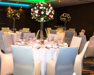 Vazo içinde güzel çiçekli beyaz tonlarında düğün ziyafet salonu