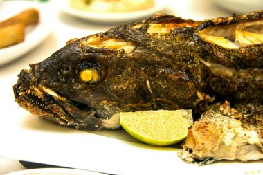 Orfoz Ziyafet masada fırında pişmiş