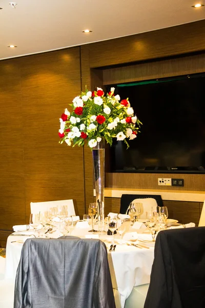 Salón de banquetes de boda en tonos de blanco con hermosas flores en jarrones —  Fotos de Stock