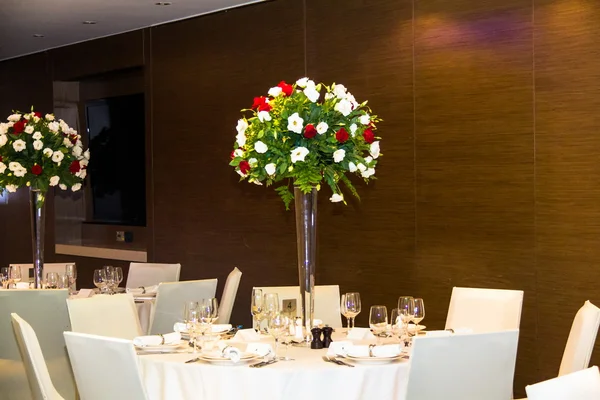 Salón de banquetes de boda en tonos de blanco —  Fotos de Stock