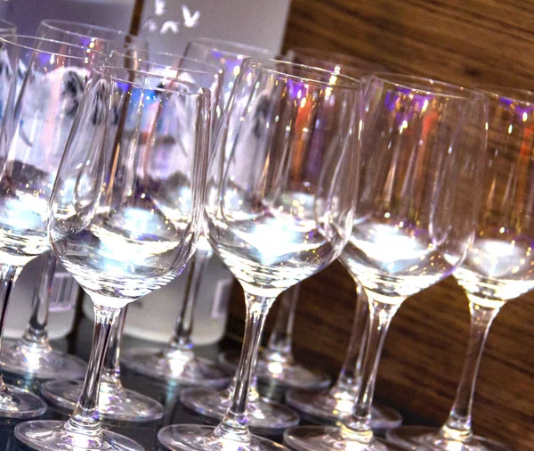 Vin glasögon på bar — Stockfoto