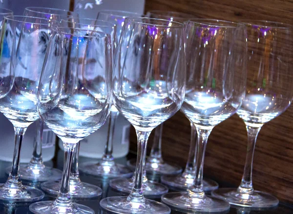 Vin glasögon på bar — Stockfoto