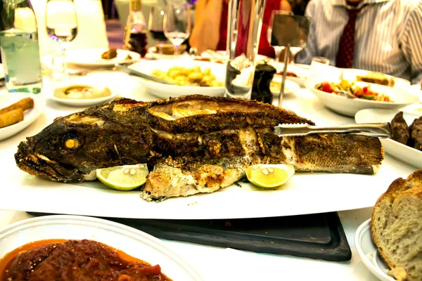 Grouper assado no forno na mesa do banquete — Fotografia de Stock