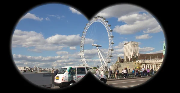 Westminster Bridge and the popular tourist attraction The Merlin Entertainments London Eye on background.  View from   binoculars — Stock Photo, Image