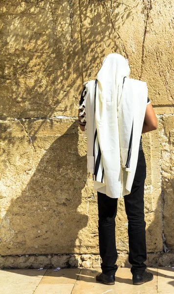Adorador judío no identificado en el alto y el tefilín rezando en el Muro de los Lamentos un importante sitio religioso judío — Foto de Stock