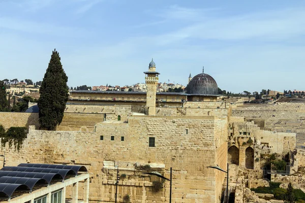 阿克萨清真寺，第三圣地在伊斯兰教中，与在耶路撒冷，以色列中的背景在橄榄山. — 图库照片