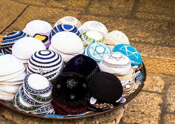 Gorras religiosas judías (yarmulke) en el mercado en Jerusalén, Israel — Foto de Stock