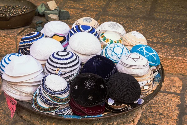 Gorras religiosas judías (yarmulke) en el mercado en Jerusalén, Israel — Foto de Stock