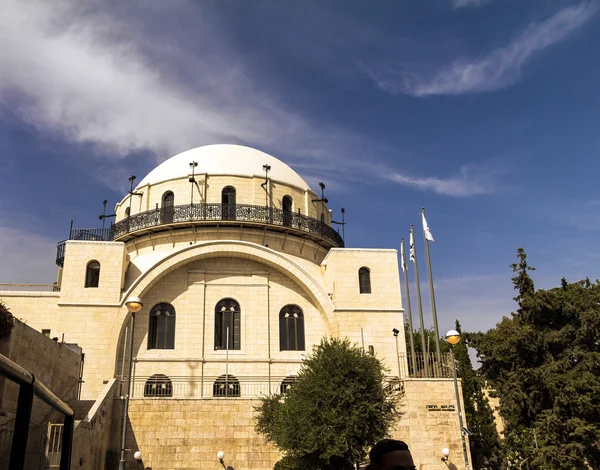 Witte gevel beroemde hersteld Hurva synagoge. Jerusalem, Israël — Stockfoto