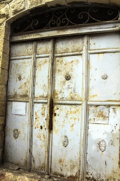 Vecchio cancello di metallo nel quartiere armeno della città vecchia. Gerusalemme — Foto Stock