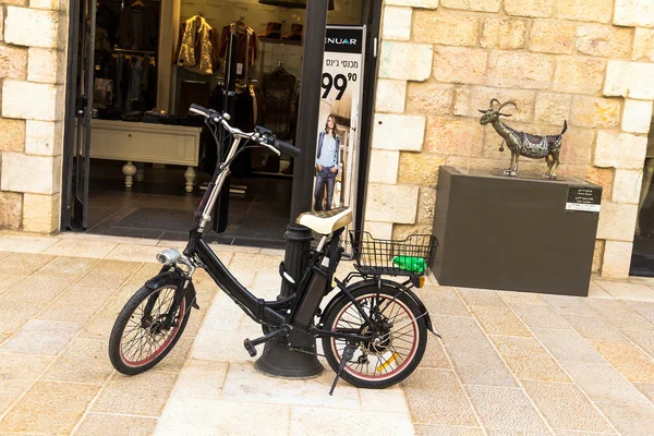 Ηλεκτρικό ποδήλατο κοντά σε ανοικτή πόρτα του καταστήματος στην οδό Mamilla στην Ιερουσαλήμ — Φωτογραφία Αρχείου