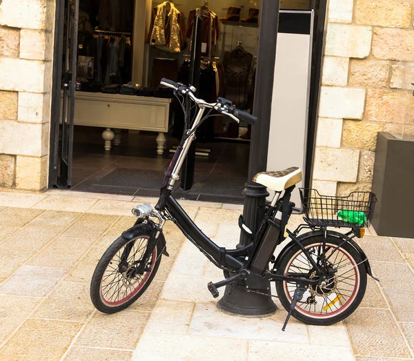 Açık kapı dükkanın yakınında Elektrikli bisiklet