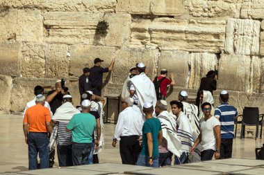 Kimliği belirsiz Yahudiler Bar Mitzvah töreni Batı duvarının yakınında harcamak