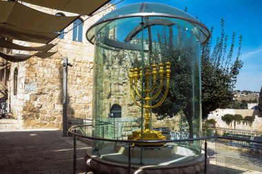 Altın Menorah - bir Yahudi Mahallesi ikinci tapınak olarak kullanılan kopyası. Jerusalem, İsrail