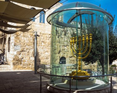 Altın Menorah - bir Yahudi Mahallesi ikinci tapınak olarak kullanılan kopyası. Jerusalem, İsrail