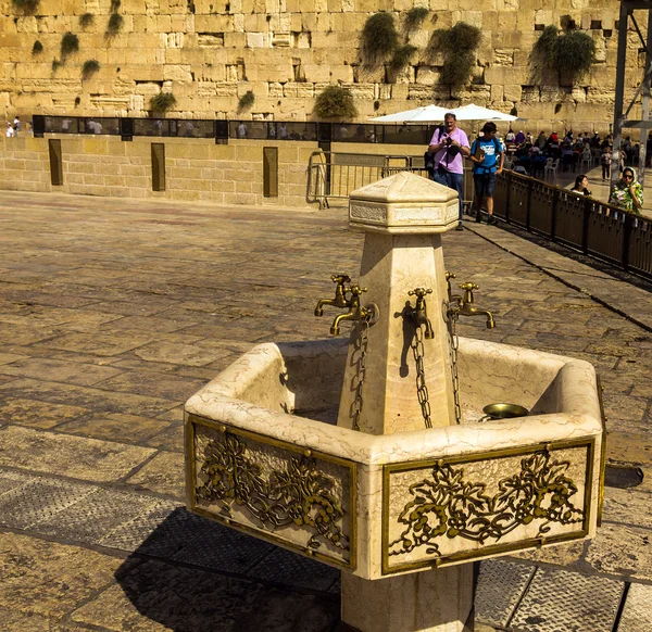 Kranen met water en een speciale rituele bekers voor wassen handen westelijke muur. Jerusalem, Israël — Stockfoto