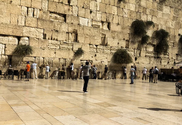 Wiernych Żydów modlić się w ścianie płaczu ważnym miejscem religijnych Żydów — Zdjęcie stockowe