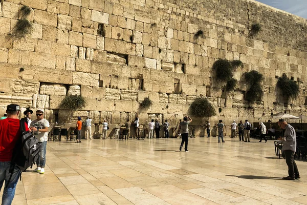 Los adoradores judíos rezan en el Muro de los Lamentos un importante lugar religioso judío — Foto de Stock