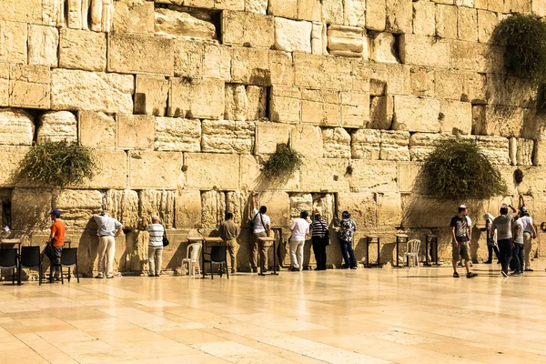 Los adoradores judíos rezan en el Muro de los Lamentos un importante lugar religioso judío — Foto de Stock
