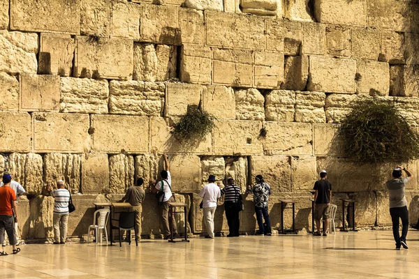 Jewish worshipers pray at the Wailing Wall an important jewish religious site — Stock Photo, Image