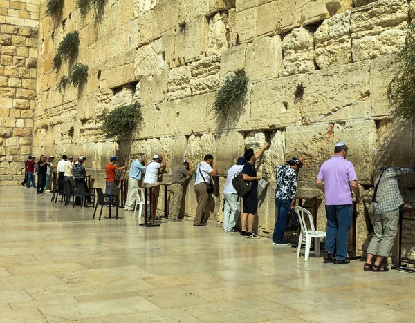 Cultores judeus rezam no Muro das Lamentações um importante local religioso judaico — Fotografia de Stock