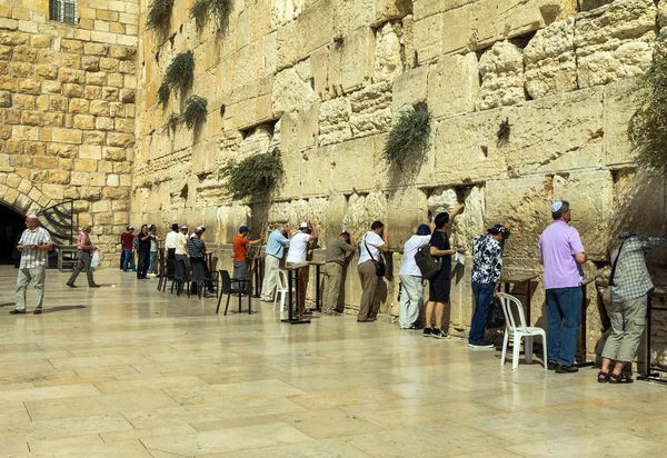 Los adoradores judíos rezan en el Muro de los Lamentos un importante lugar religioso judío — Foto de Stock