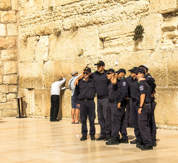 Um grupo de jovens israelenses de uniforme policial está fazendo um retrato em memória da visita ao Muro das Lamentações — Fotografia de Stock