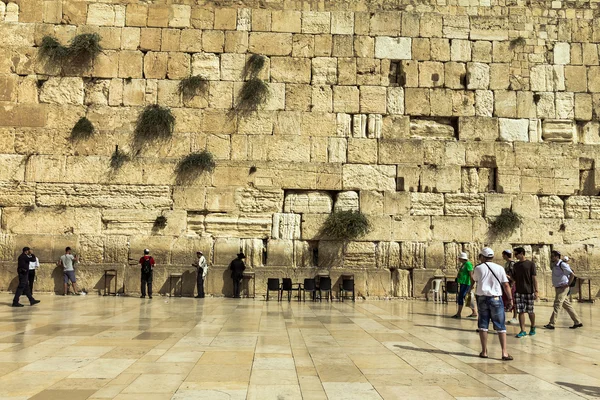 Los adoradores judíos rezan en el Muro de los Lamentos un importante lugar religioso judío —  Fotos de Stock